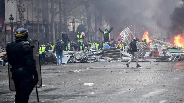 Protestas en Francia contra reforma de sistema de pensiones