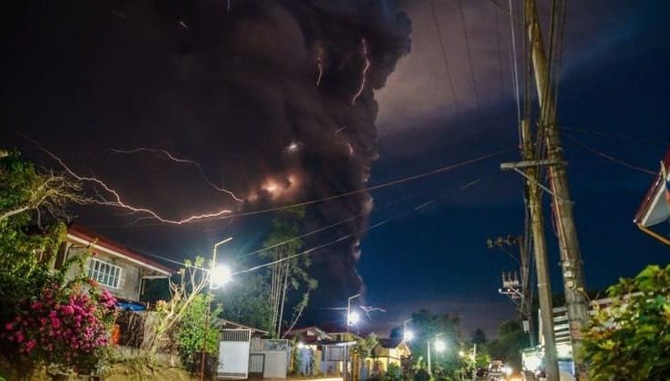 Volcán Taal en Filipinas hace erupción