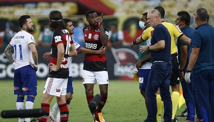 Vuelve y juega los problemas de racismo en partido en Brasil
