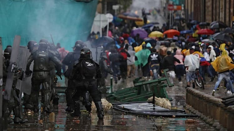 La policía cada día se gana el repudio del pueblo