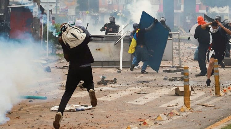 Sigue la lucha en las calles de los valientes sin futuro, los vándalos.