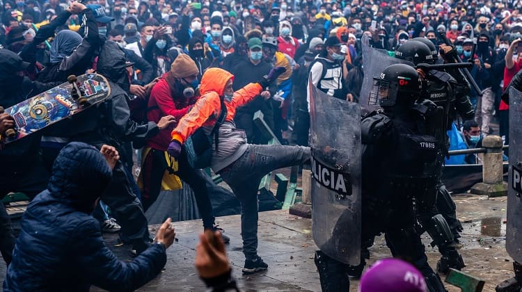 La policía llega a sembrar terror al pueblo