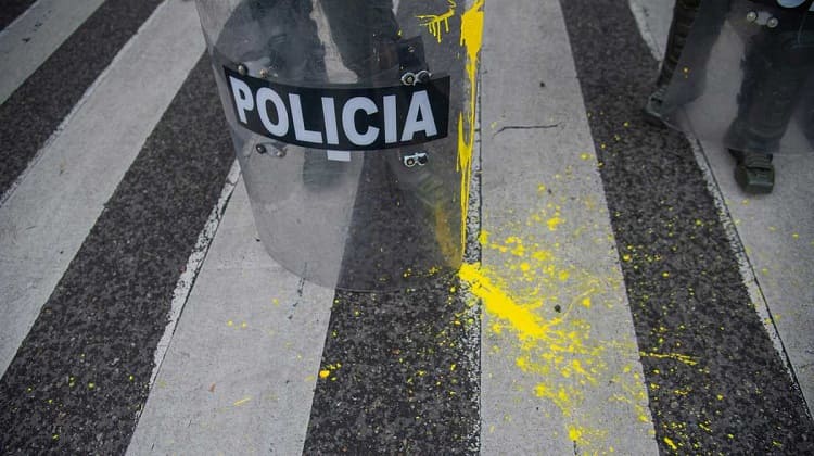 Policías resentidos, salen a desfogar sus humillaciones contra el pueblo