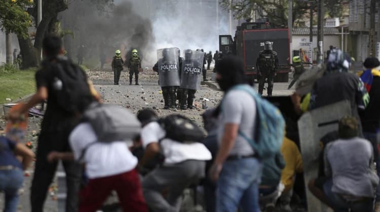 No son vándalos, ahora son los nuevos héroes del país