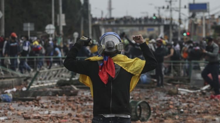 Los valientes «vándalos» siguen en la calle dando la pelea