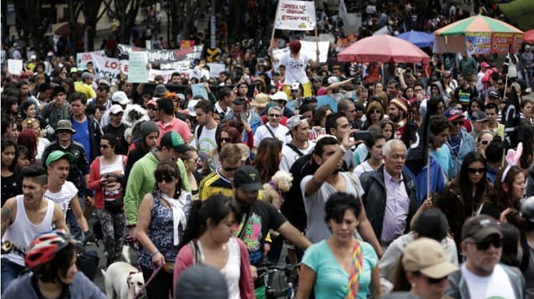 Siguen reuniones en plazas públicas de los políticos de siempre