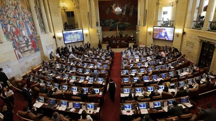 Los escándalos en este país, son el plato preferido de los honorables roedores