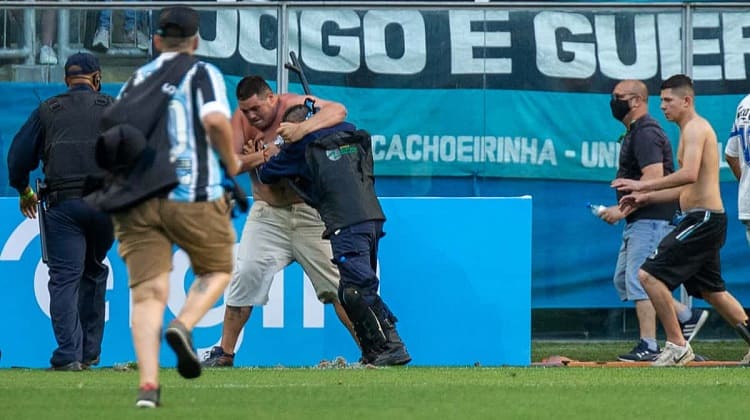 Los hinchas de Gremio no aguantaron malos resultados de su equipo