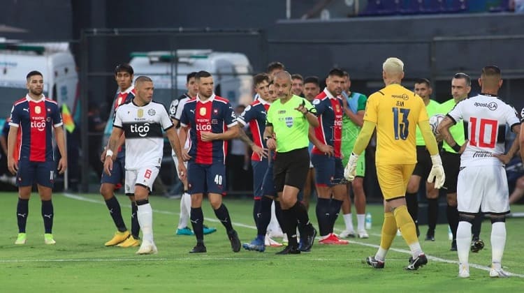 Expulsado arquero de Cerro Porteño antes de comenzar partido