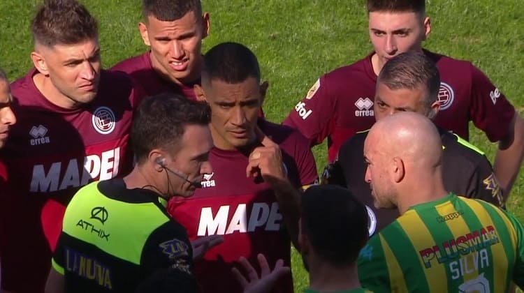 Choque de cabezas en partido Lanús y Aldosivi 