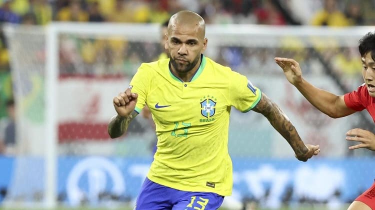 Dani Alves, fue denunciado de agresión sexual a una mujer en discoteca de Barcelona