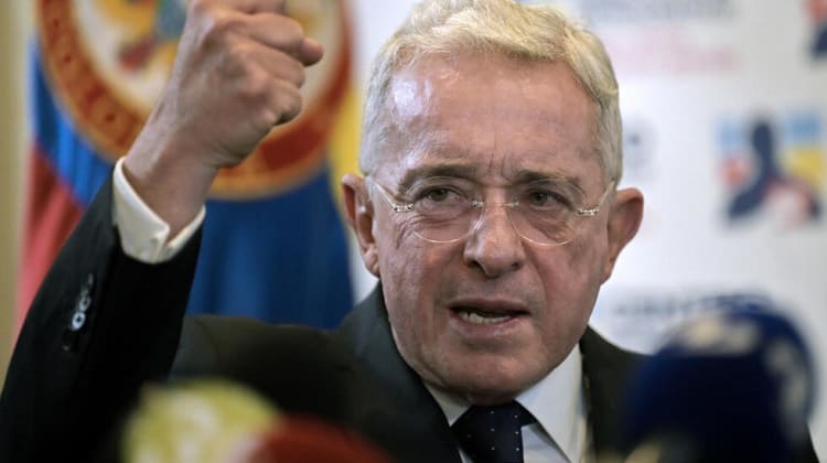 Álvaro Uribe le dice no al fast track de Petro