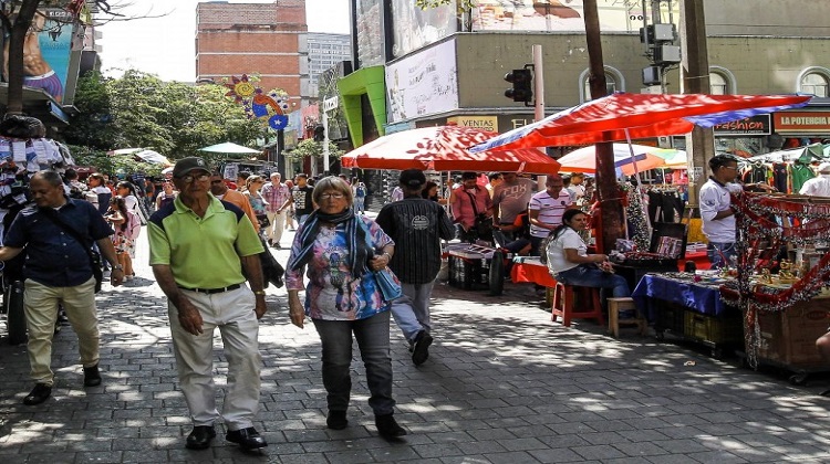 Centro de Medellín entregado al caos y descontrol de vendedores ambulantes